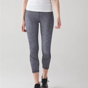 Lululemon Pace Rival Crop Full On Luxtreme Freckle Flower Black White Size 2